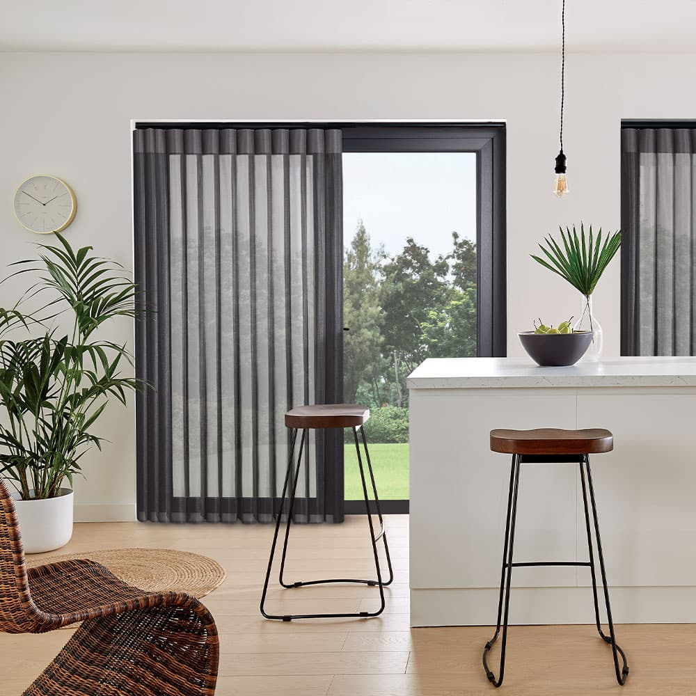 Véilisse Carbon Black smart curtain
